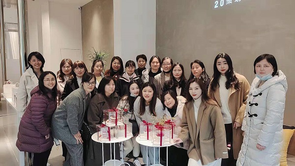 巧手做烘焙，，，，，，，甜蜜好时光——地产集团工会举行妇女节主题烘焙活动